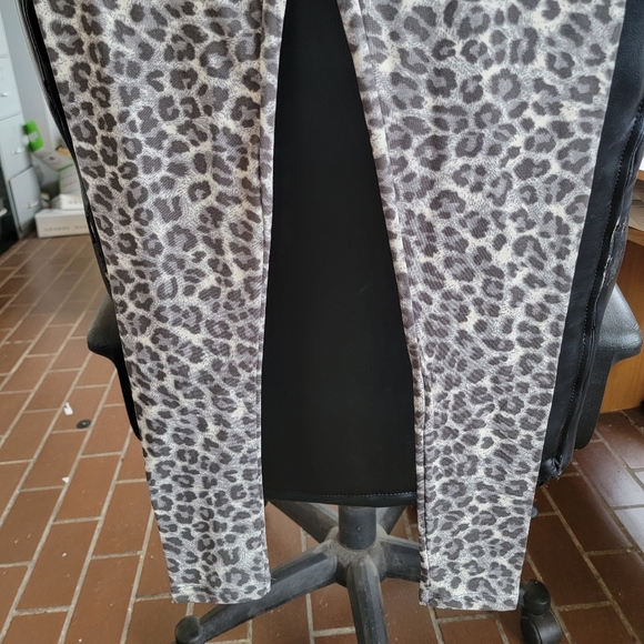NWT Zenana snow leopard ankle length leggings super soft size S - Picture 3 of 4